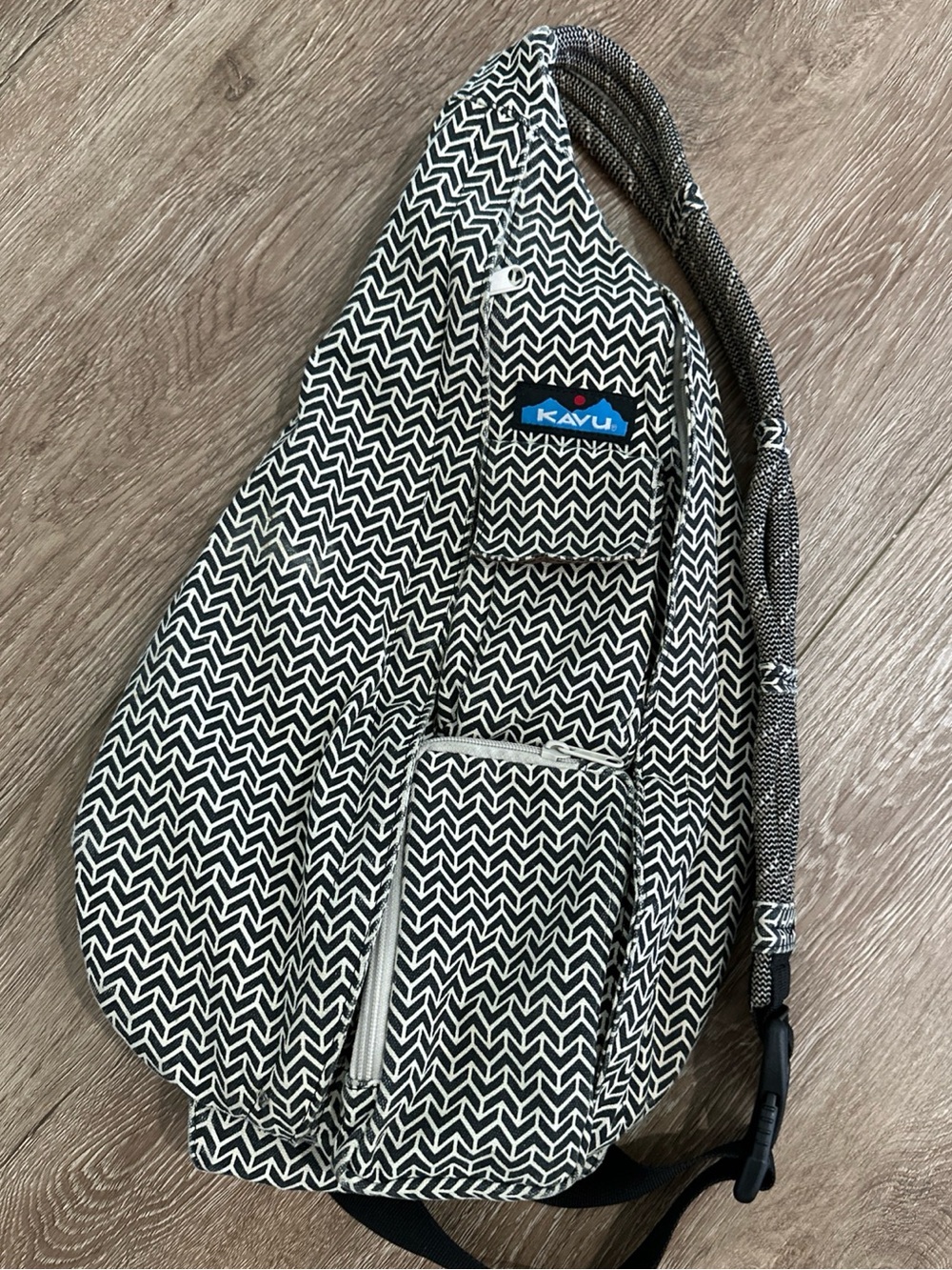 Kavu Black & White Chevron Sling Bag Travel, School Unisex